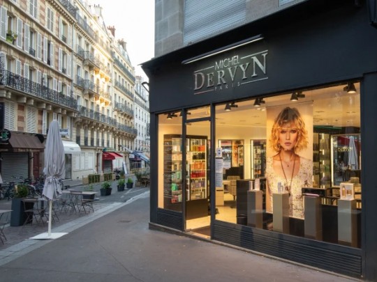 La Fayette Coiffure, créée en 1976 par Michel Dervyn, essentiellement connu à travers ses enseignes Michel Dervyn, Shampoo et Le Barbier, compte 109 salons et près de 900 salariés.